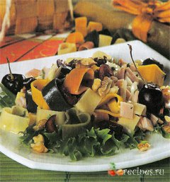 Салат с ветчиной, макаронами и вишней